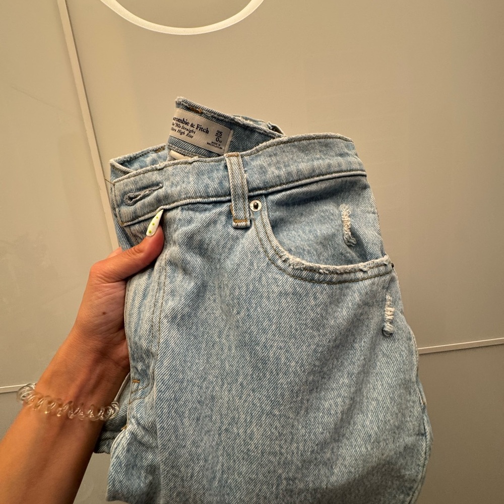 BNWOT Abercrombie & Fitch High Rise 90s Straight Jean Curve Love